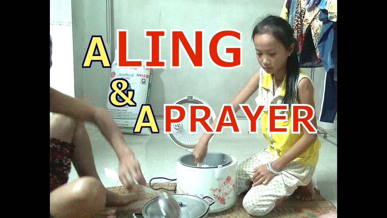 Giving $100 to a poor Vietnamese kid. Phát 2 triệu đồng cho bé Linh ở Miền Bắc.