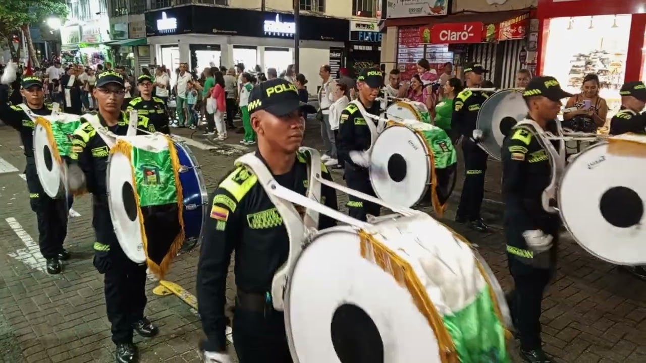 banda policía nacional en desfile semana santa PEREIRA.