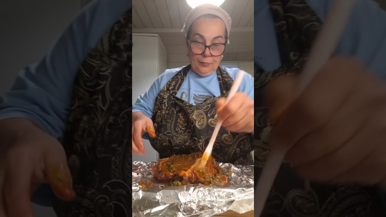 МЯСО В ДУХОВКЕ С ВЕЛИКОЛЕПНЫМ ГАРНИРОМ.