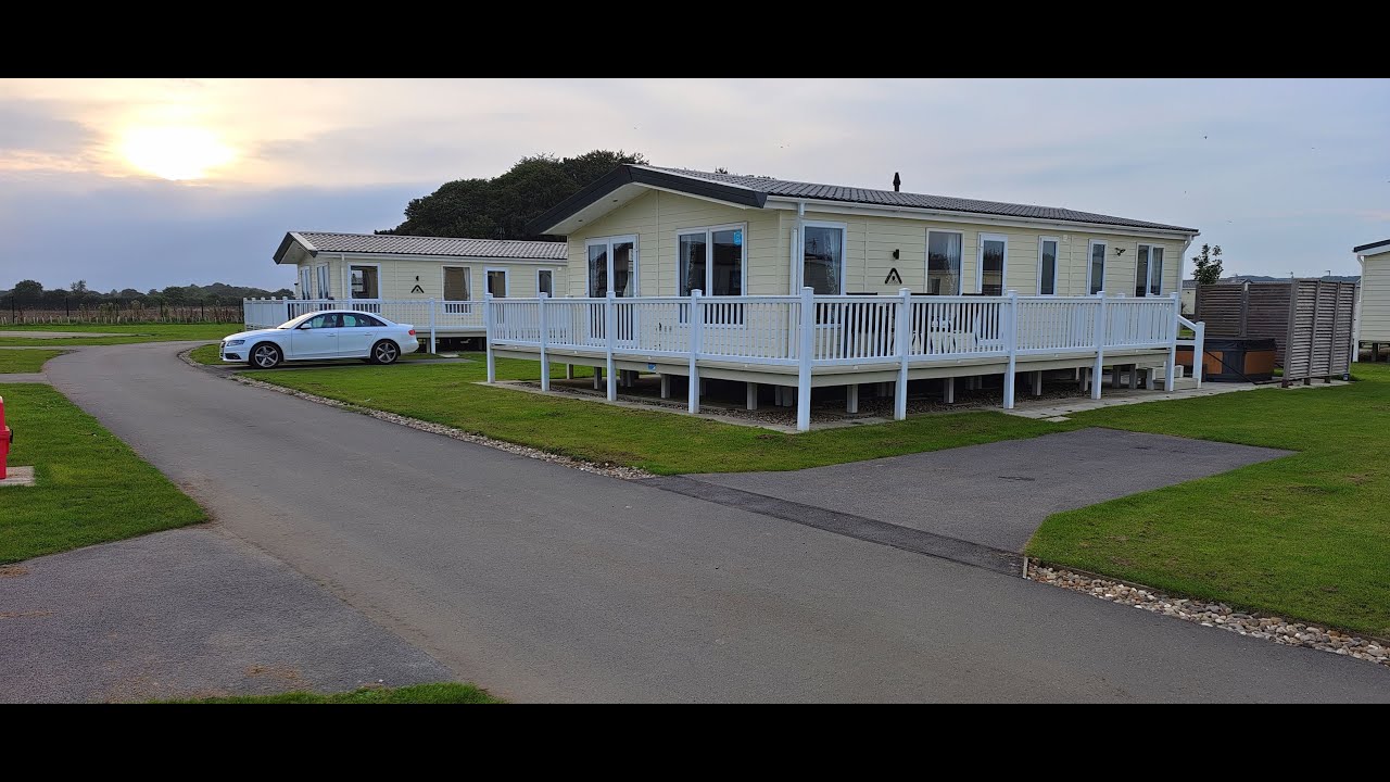 South Cliff Holiday Park Bridlington 2 Bedroom Lodge with Hot Tub