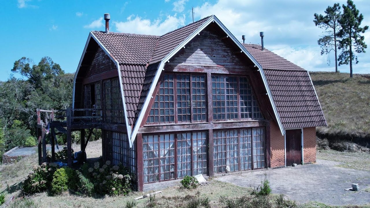A casa assombrada de vidro na montanha
