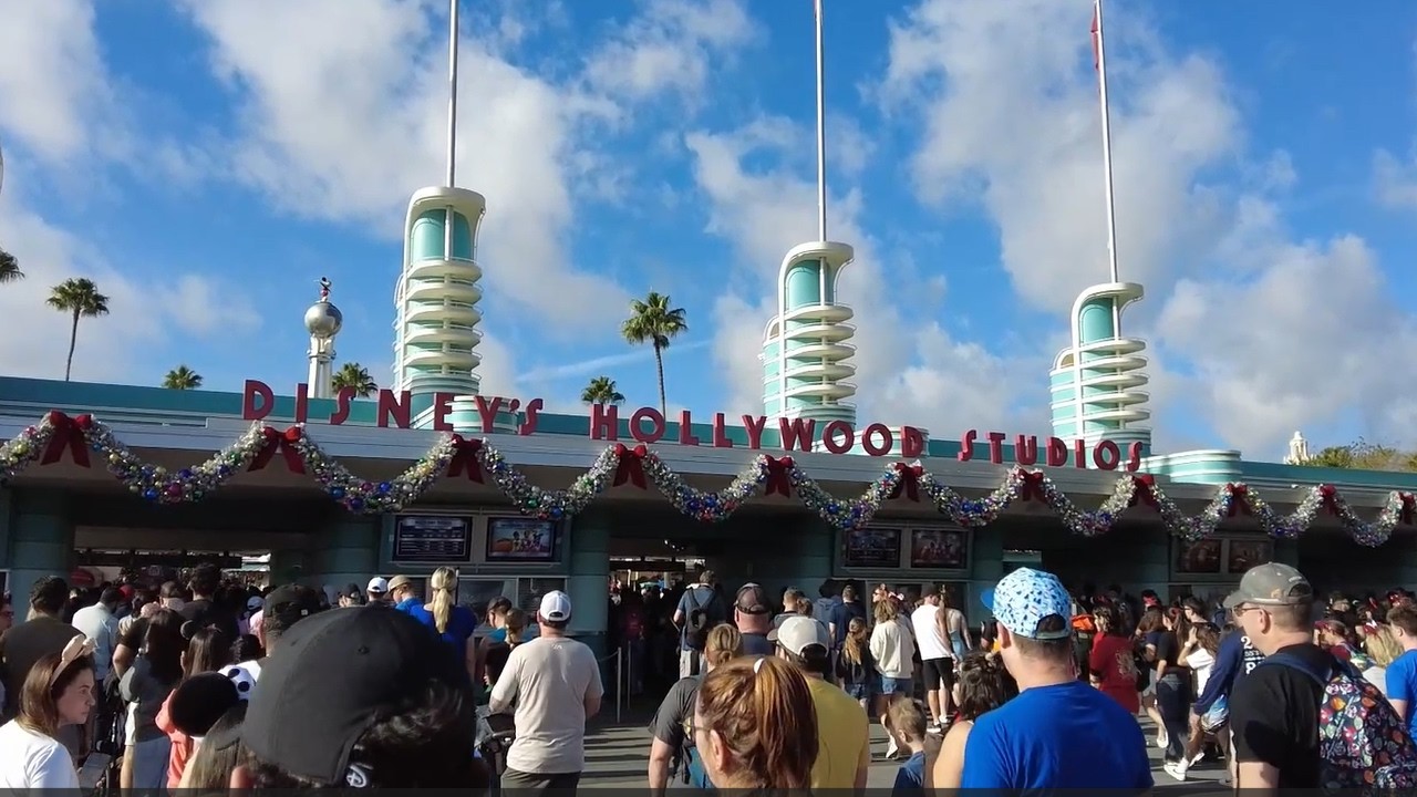 How busy is Hollywood Studios the Sunday before Christmas? We were there and can give you a glimpse.