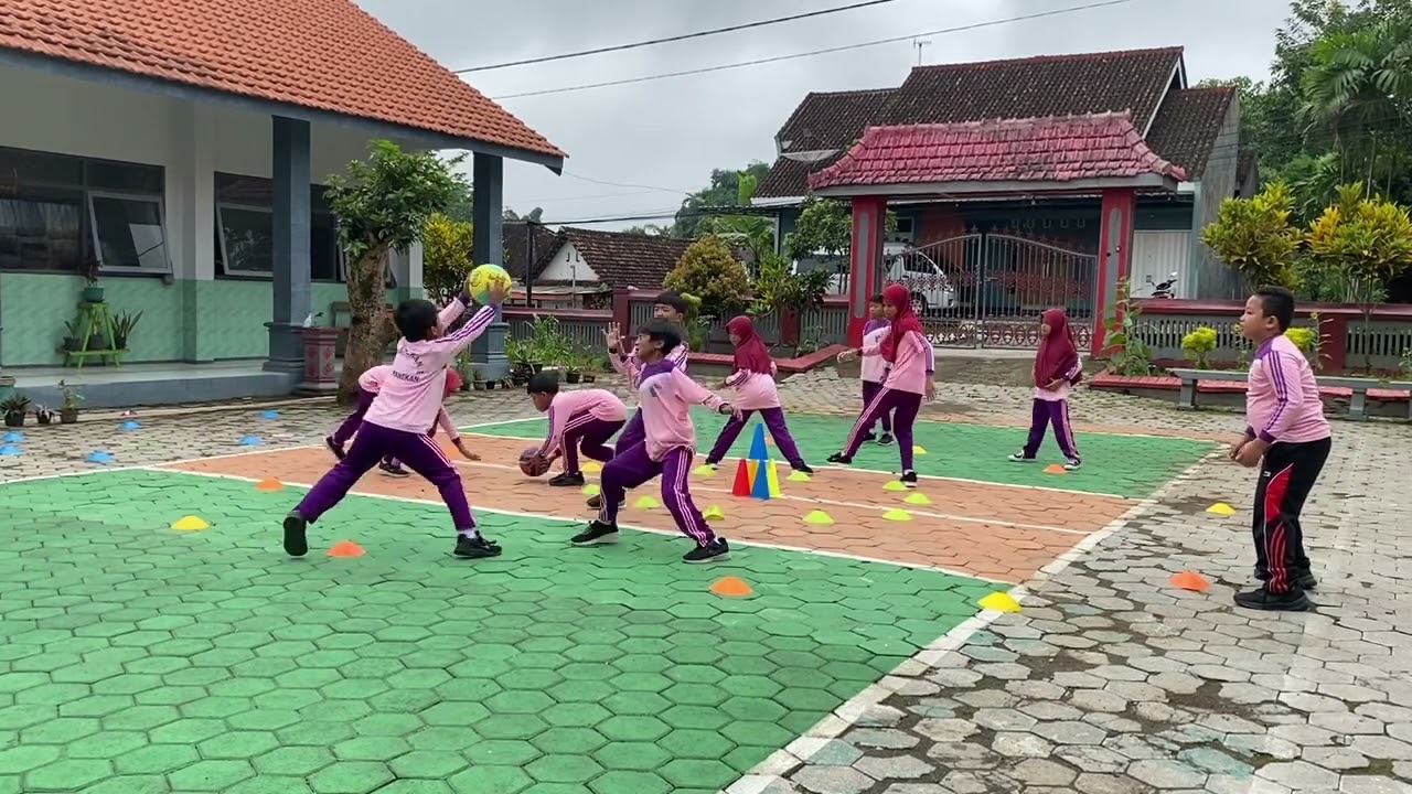 PERMAINAN GERAK DASAR LOKOMOTOR & MANIPULATIF (Piramida Bola)