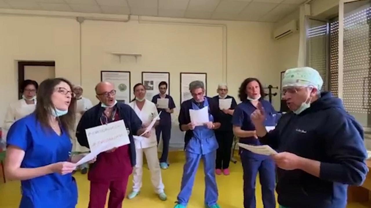Coronavirus, Battisti cantato dai medici: 