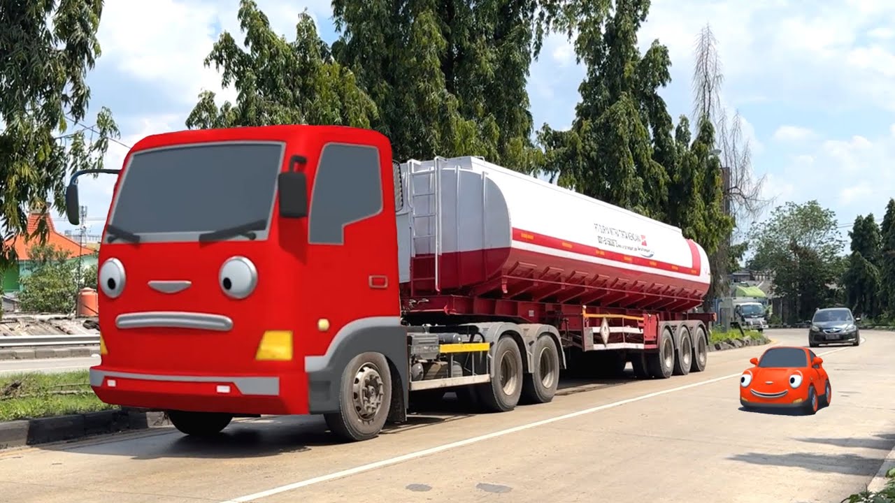 Disini Markasnya Truk Tangki Pertamina, Truk Pasir Dan Truk Kontainer Mirip Frank Kawan Tayo