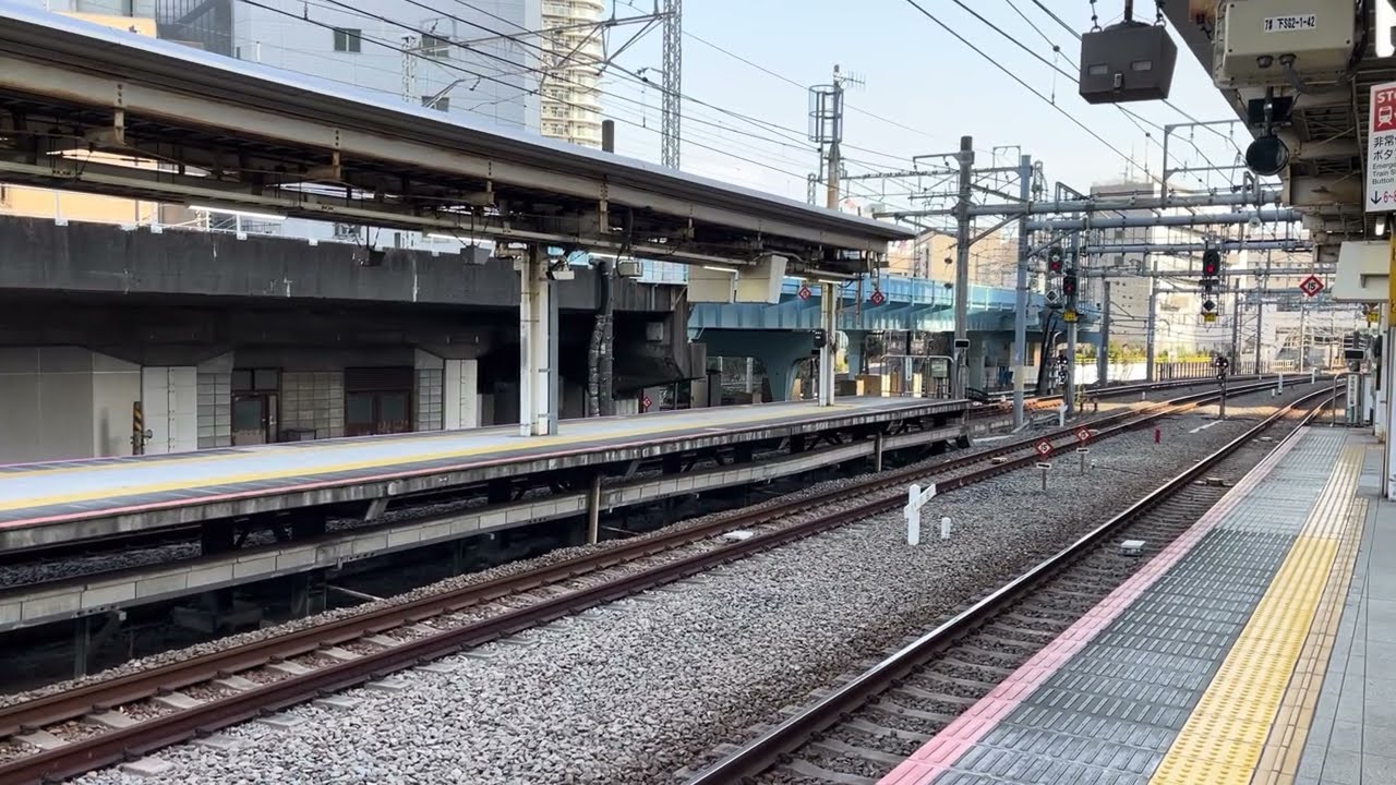 E233系7000番台117編成 (埼京線開業40周年HM+埼京線開業40周年記念ラッピング) が快速川越行きとして大崎駅7番線に到着停車するシーン (1365F) 2026.1.19.13:58