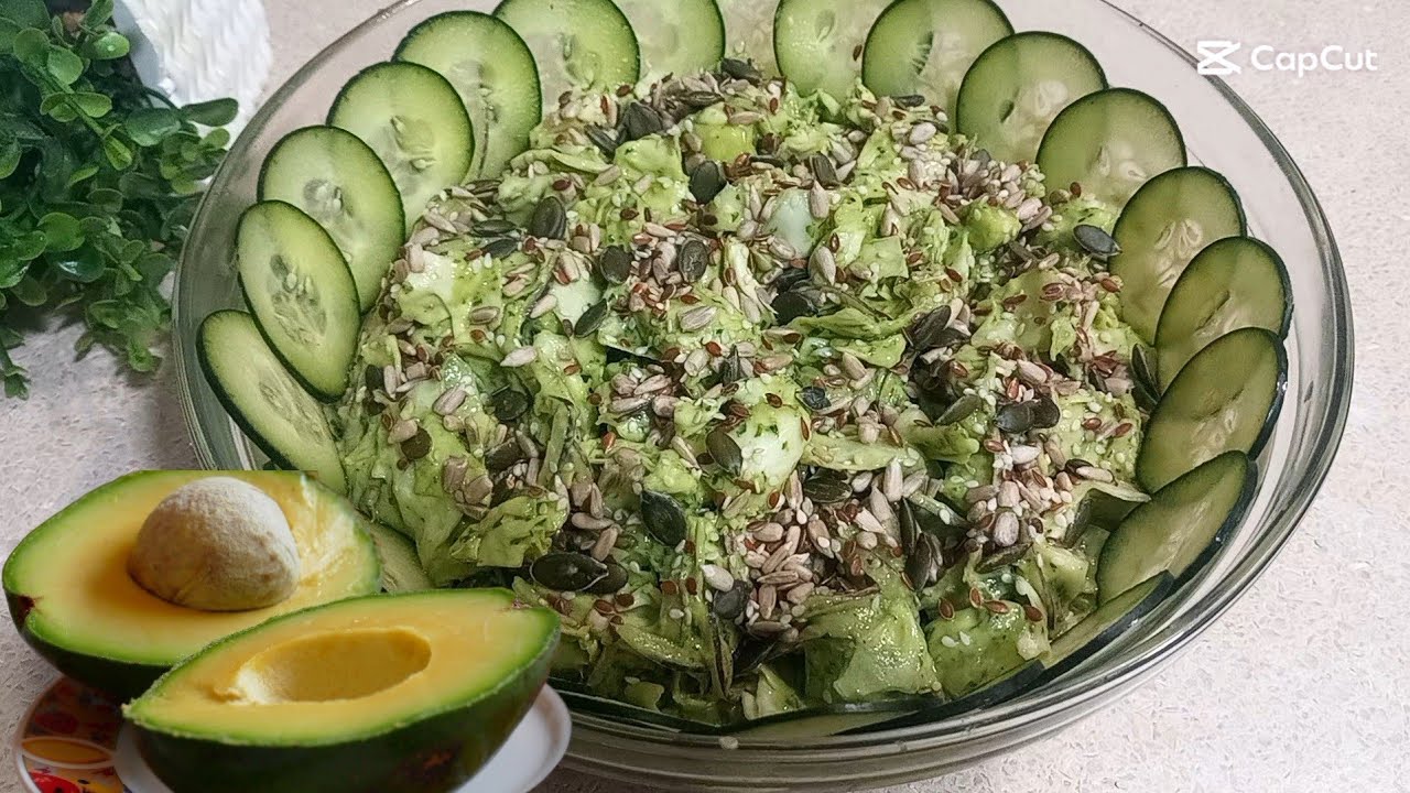 SALADA DE  PEPINO COM MOLHO DE ABACATE/AVOCADO 