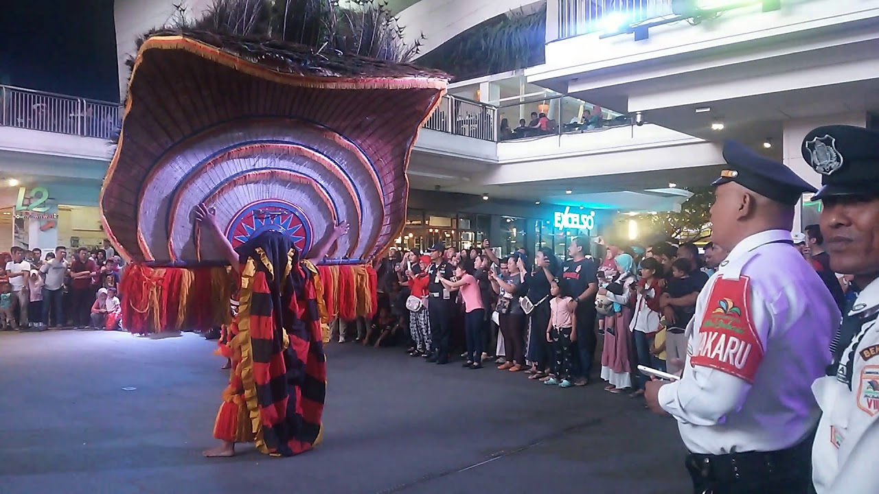 aksi reog ponorogo summarecon mall bekasi (security nya sangat luar biasa sigap 👍)