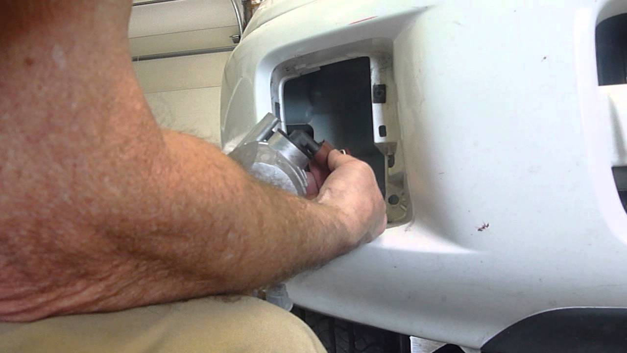 2003 Toyota RAV4 Front Fog Lamp & Turn Signal Removal & Replace