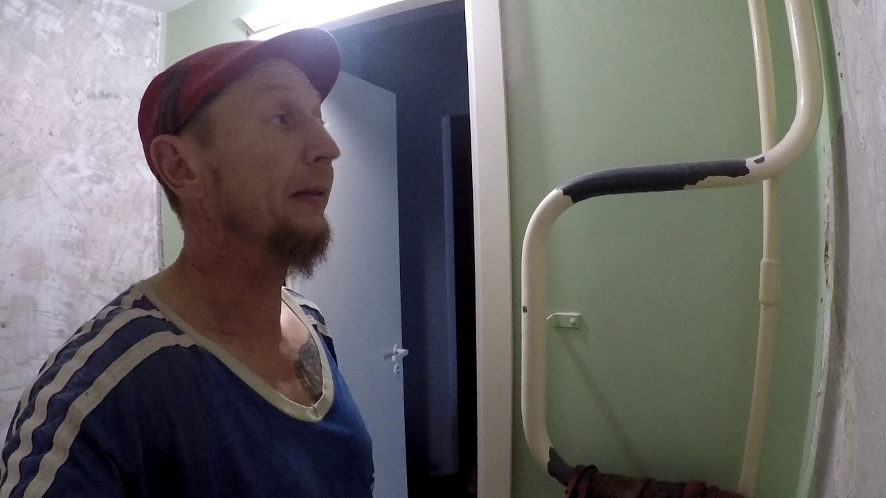 Демонтаж бетонного плинтуса,в ванной комнате.