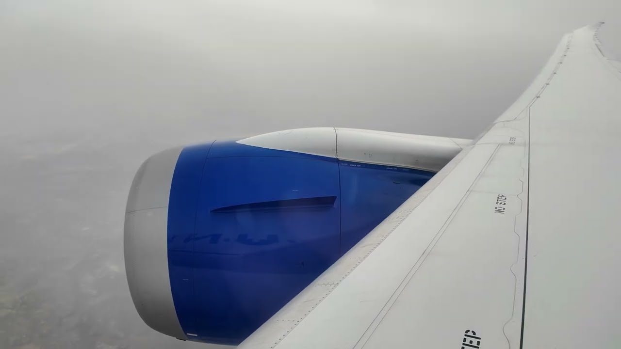 United Dreamliner Breaking Through the Clouds into Denver - 4K - New Osmo Pocket 3 -w/ ATC Audio