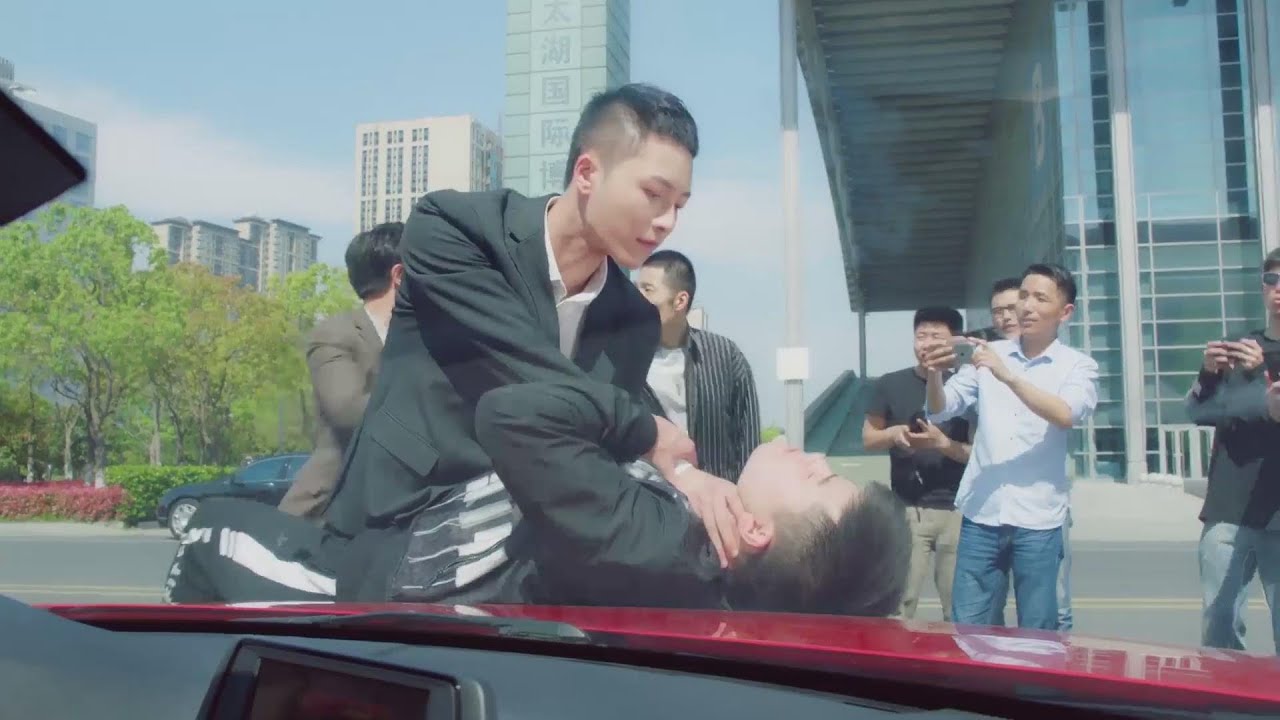 灰姑娘路上遭遇团伙碰瓷，暖男总裁英雄救美直接带走灰姑娘，霸道总裁白跑一趟！