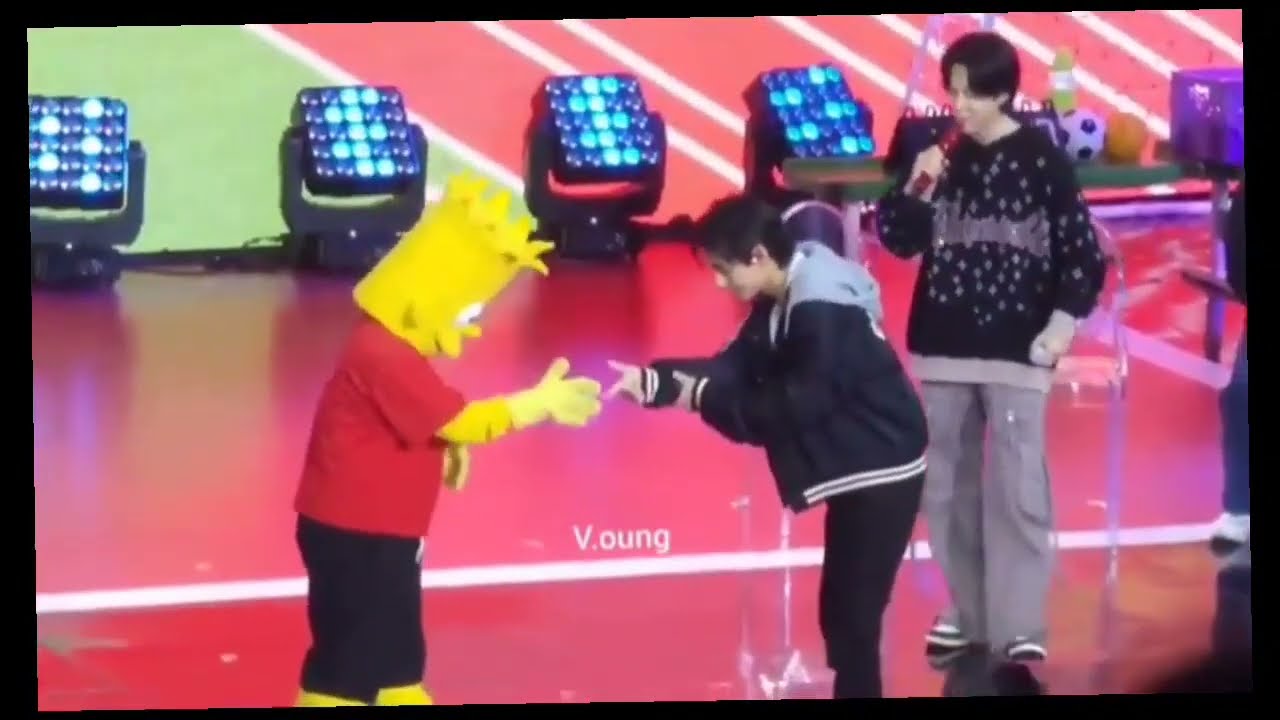 BTS V Emotional Hugging Army 😭    V Hug Fans