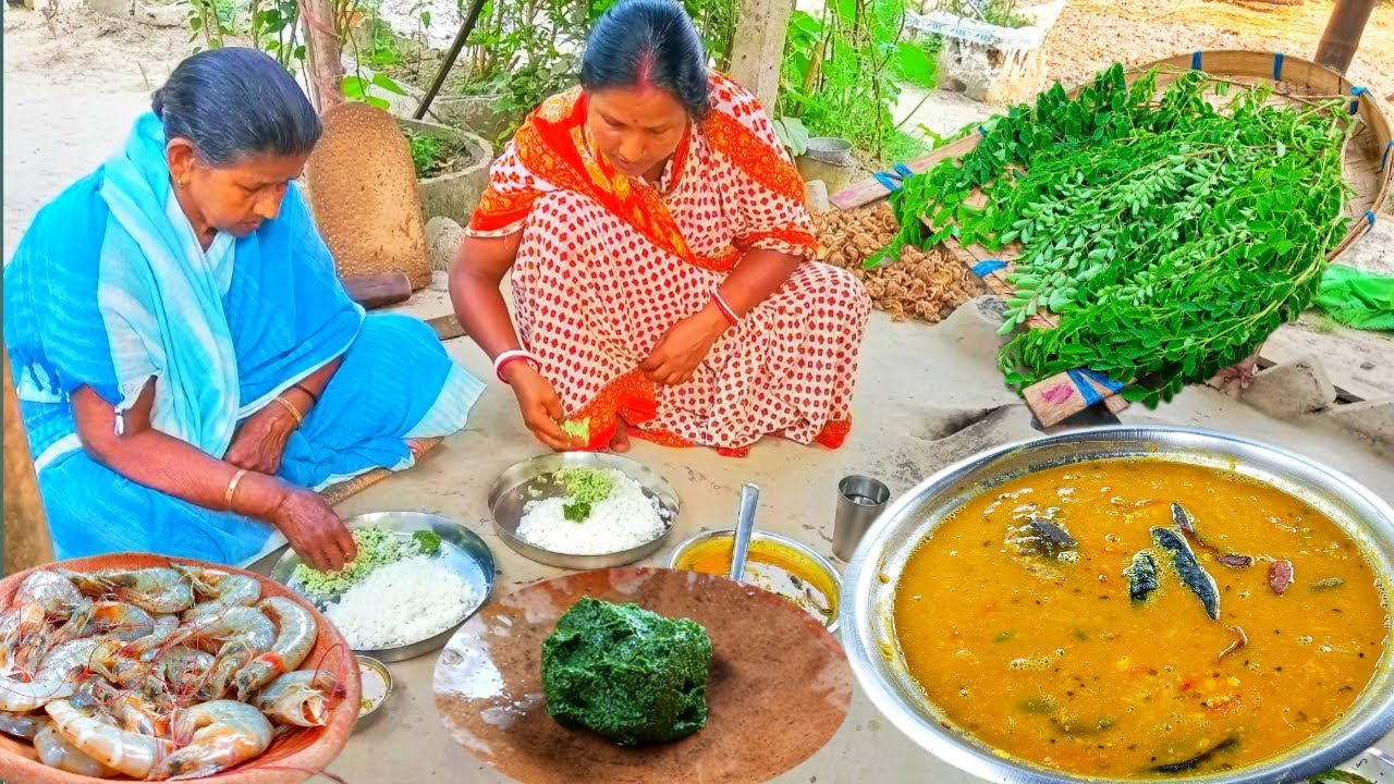 আজকে মা মাসকলাই ডাল চিংড়ি মাছ 🦐 দিয়ে পুরোনো দিনের একটি রান্না করলো😍 সাথে সজিনা পাতা বাটা #food