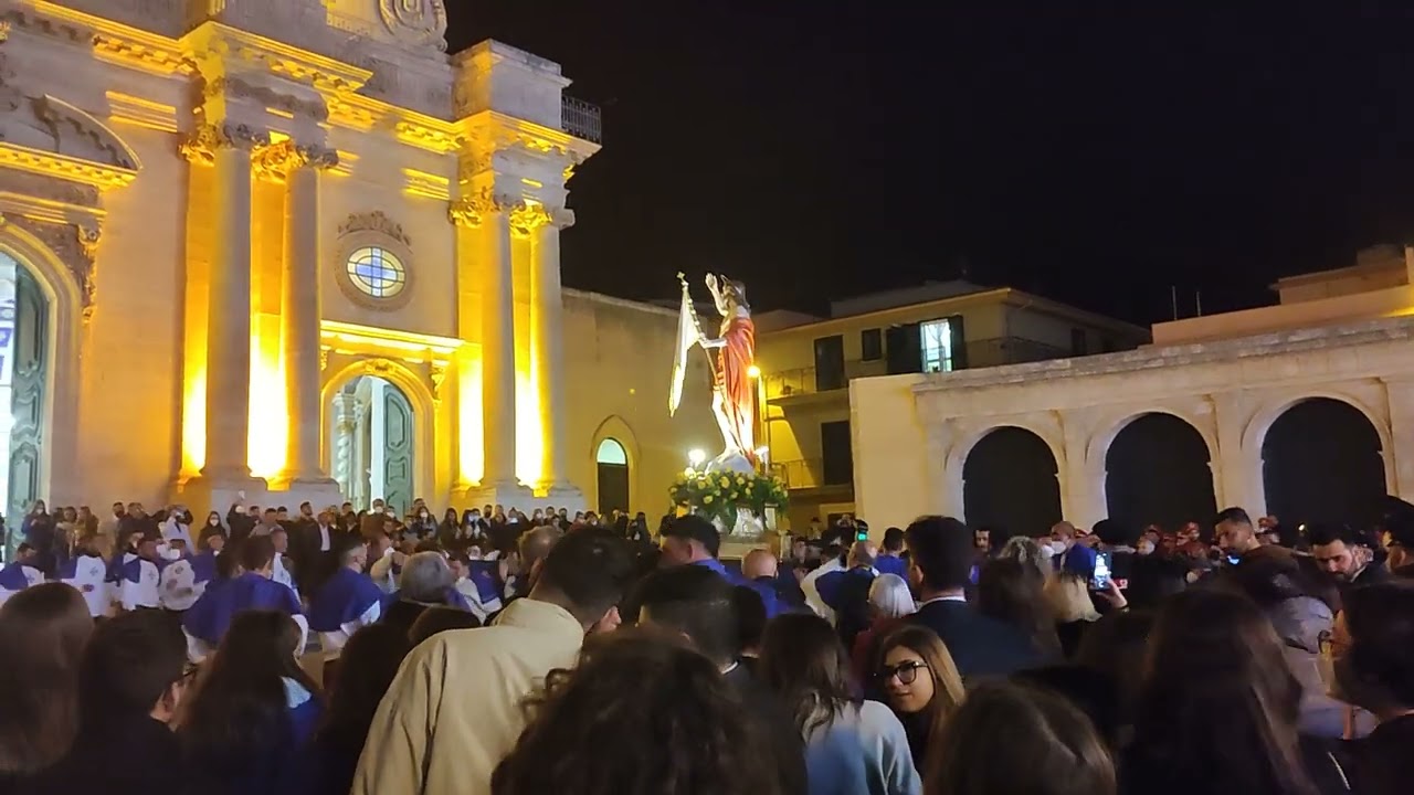 Cristo risorto a Ispica cade