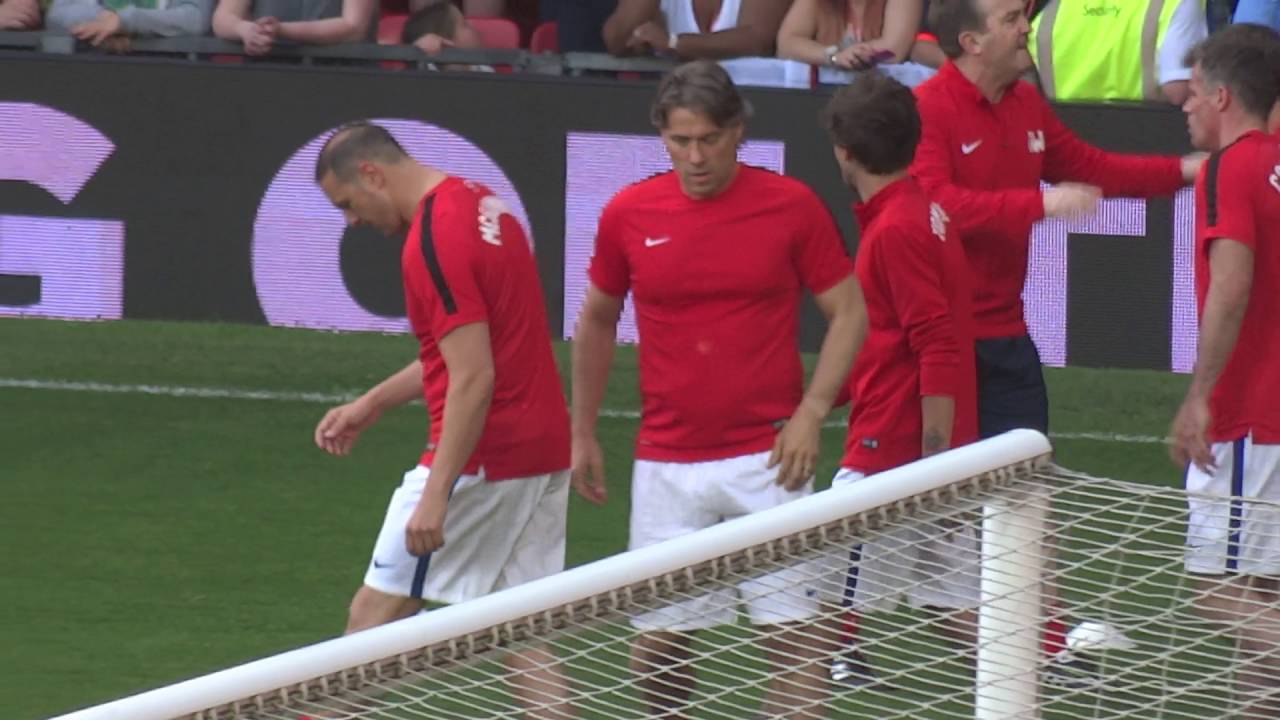 Almost 10 minutes of Louis warming up at Soccer Aid (including Pillowtalk)