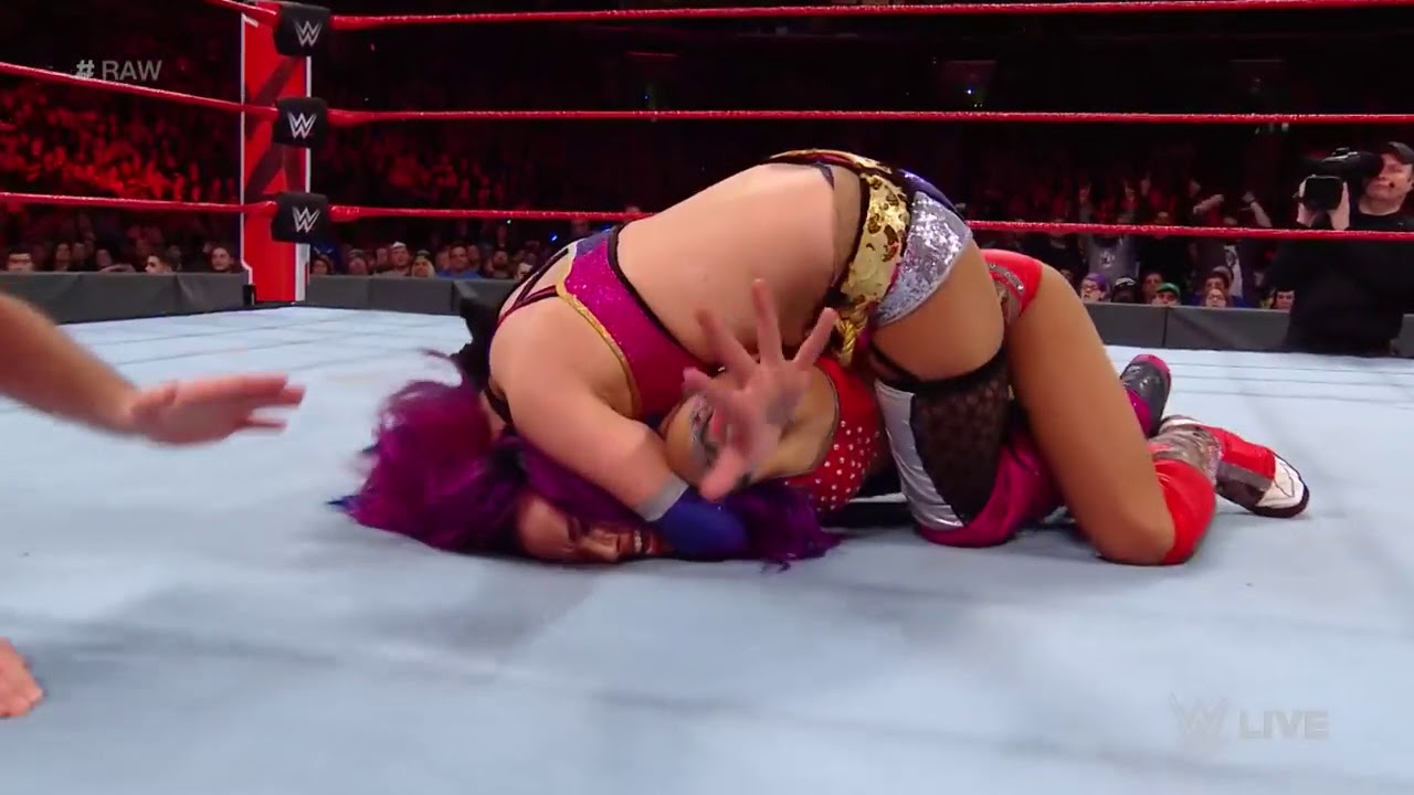 Asuka Lock on Sasha Banks