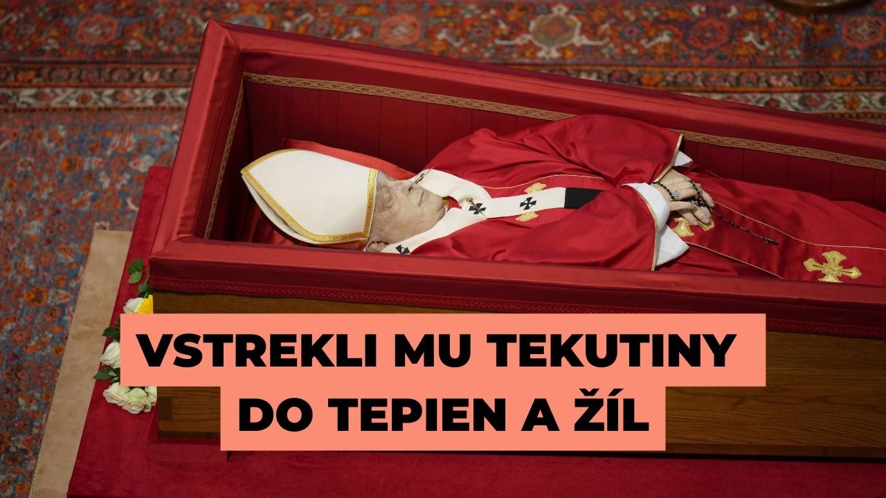 Pápež František po smrti podstúpil stáročný proces konzervovania, takto prebieha