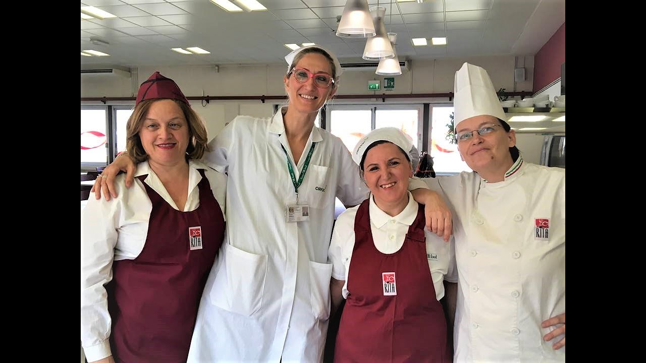 Camilla al lavoro in cucina alla CirFood - Il Ponte coop sociale