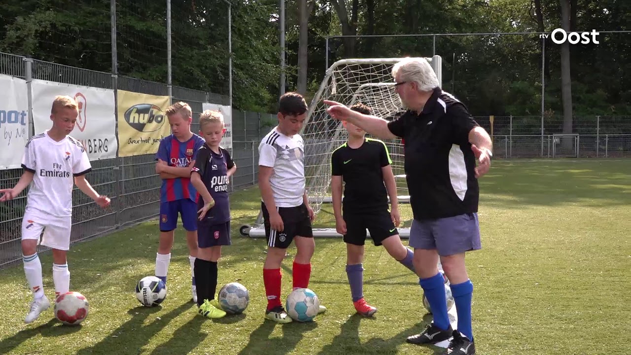 Deze voetbaltrainer is 79 en weet van geen ophouden