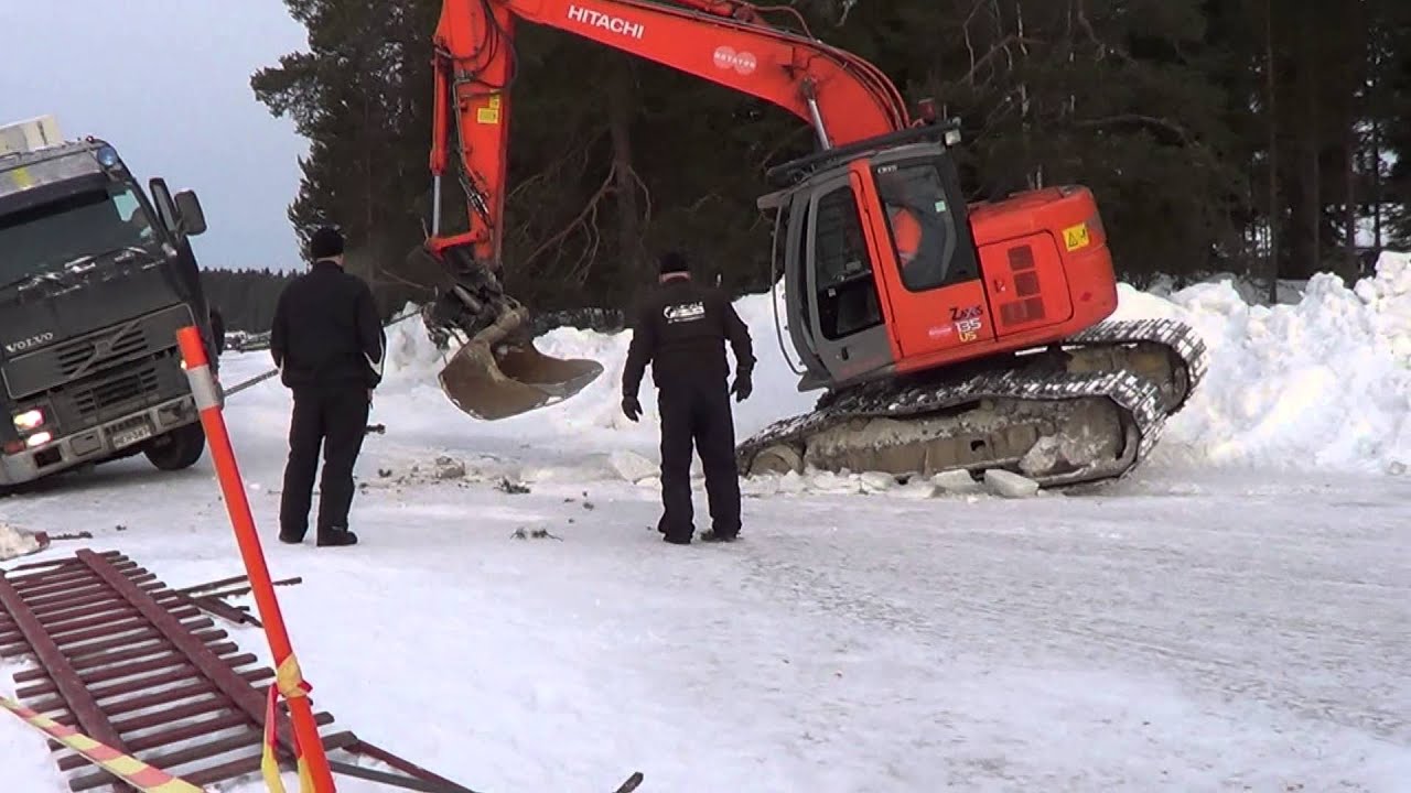 Ähtäri 2.3.2013 Uponneen Kuorma-auton hinaus - Truck Falls through Ice - Ice Road Truckers