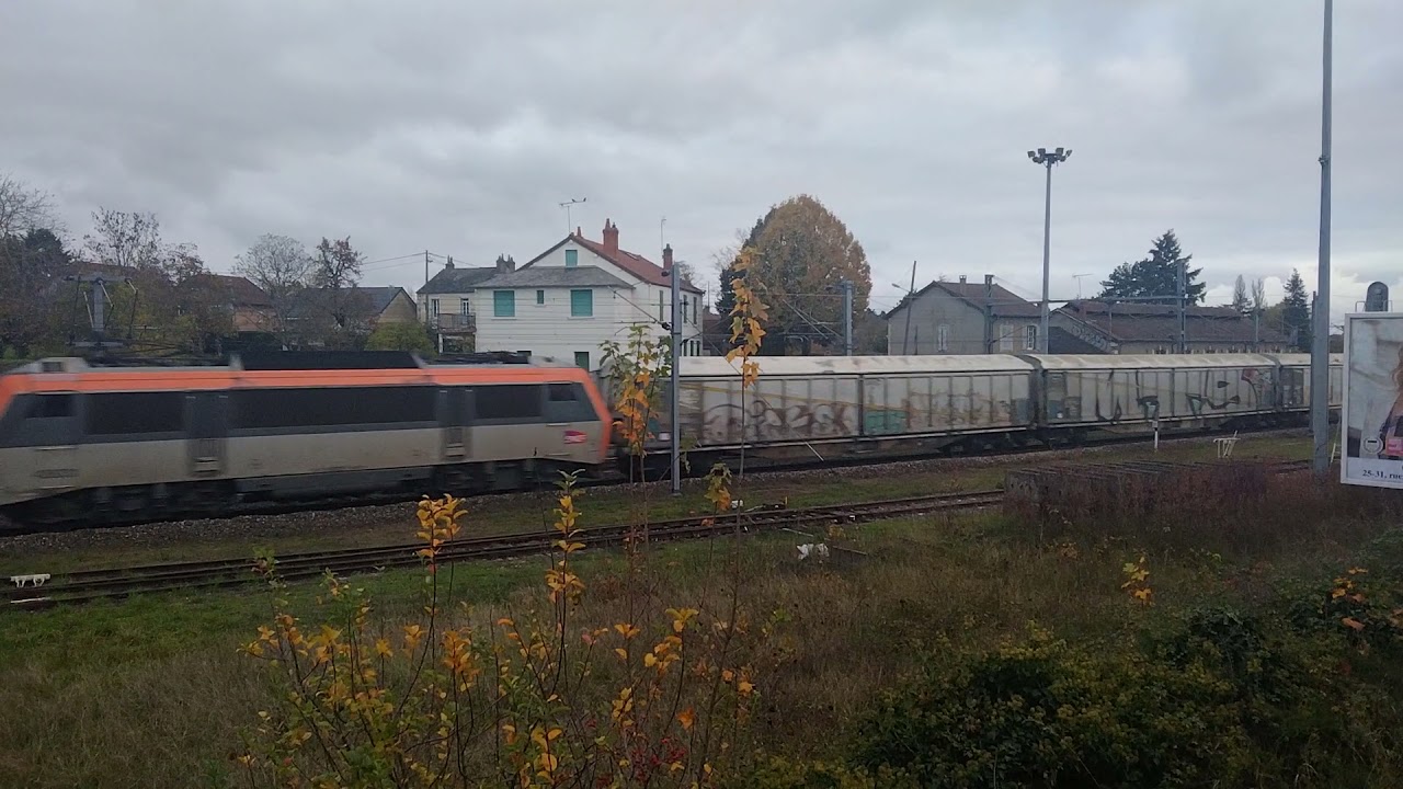 Passage Un Fret BB 26231 Avec Wagon Couverts Et B&acirc;ches A La Sortie de la Gare de Cosne-sur-Loire