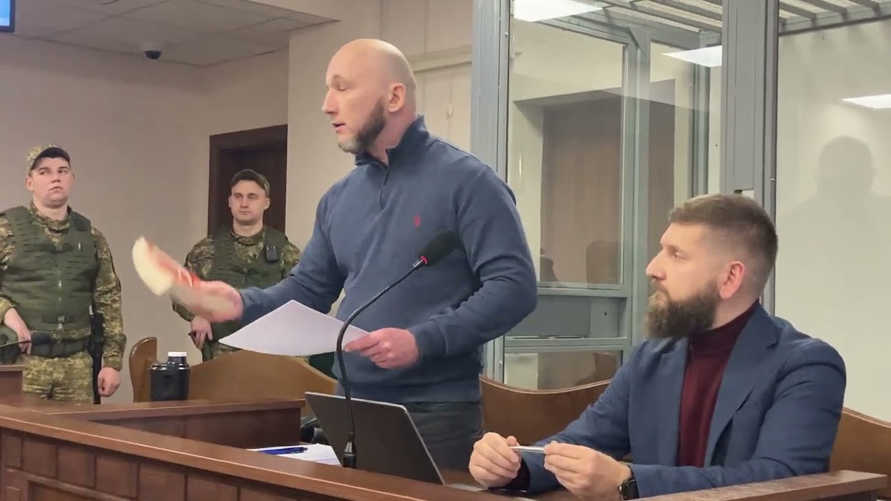 Обвинувачений суддя Тандир на підвищених тонах звертається до суду, кричить і вимагає його вислухати