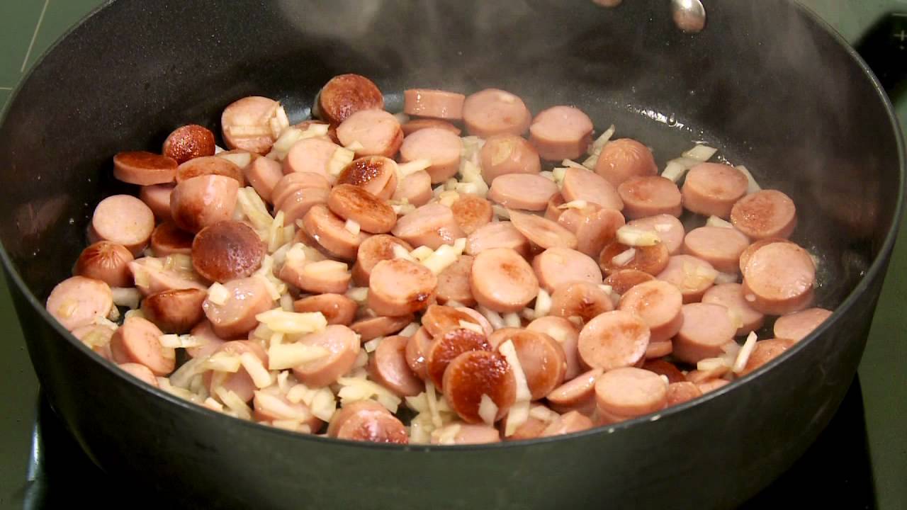 Nakkikastike ja persiljaraejuusto