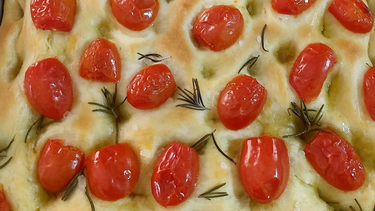 FOCACCIA DE TOMATE CEREJA E ALECRIM