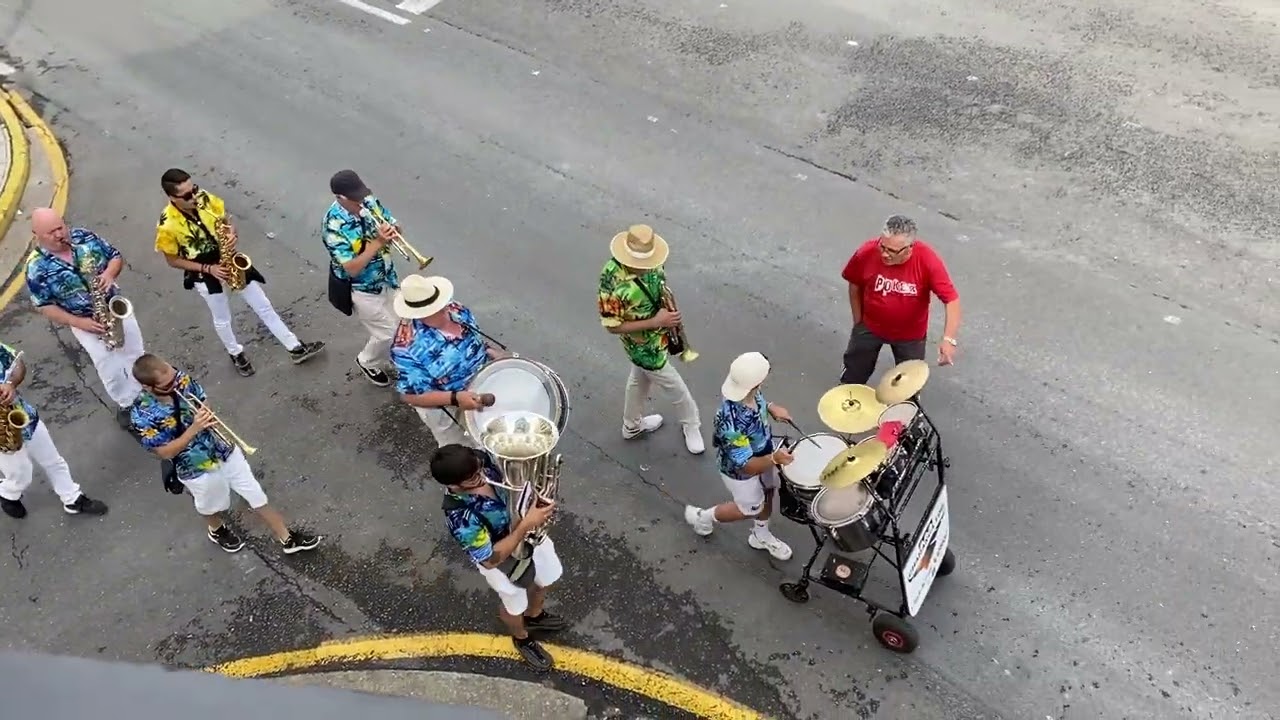 Pasarrúas da Charanga TDB polas rúas do Barco