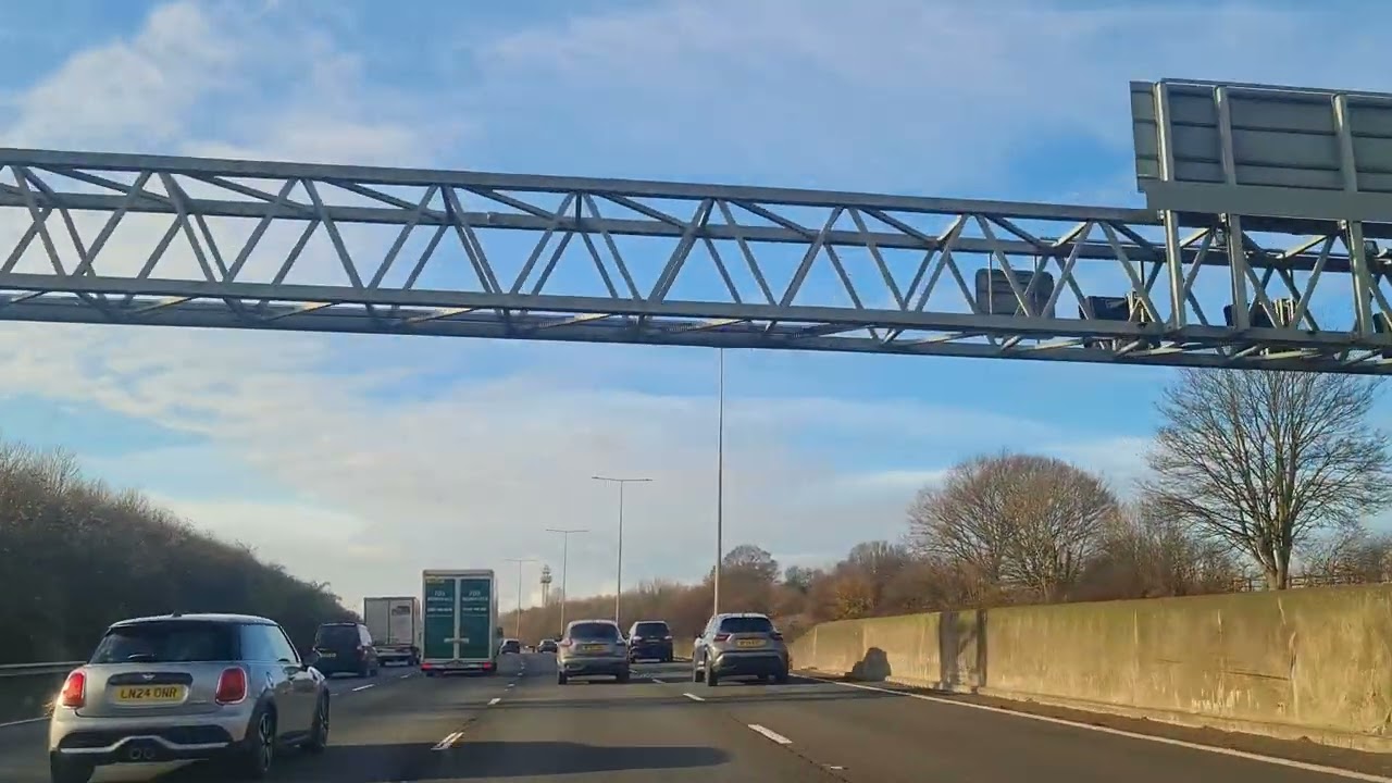 London Luton to London Gatwick Airport Travel M1 and M25 Motorways