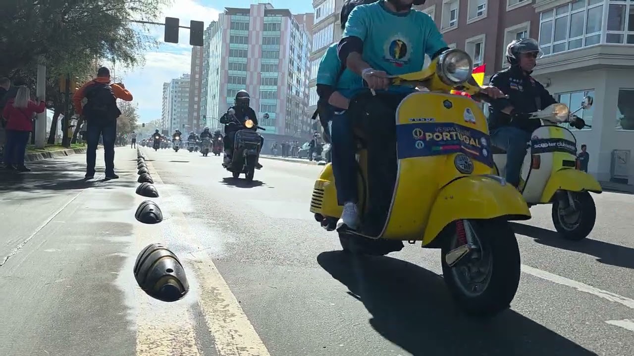 Desfile Vespa World Days 2025 Gijón (Asturias), España