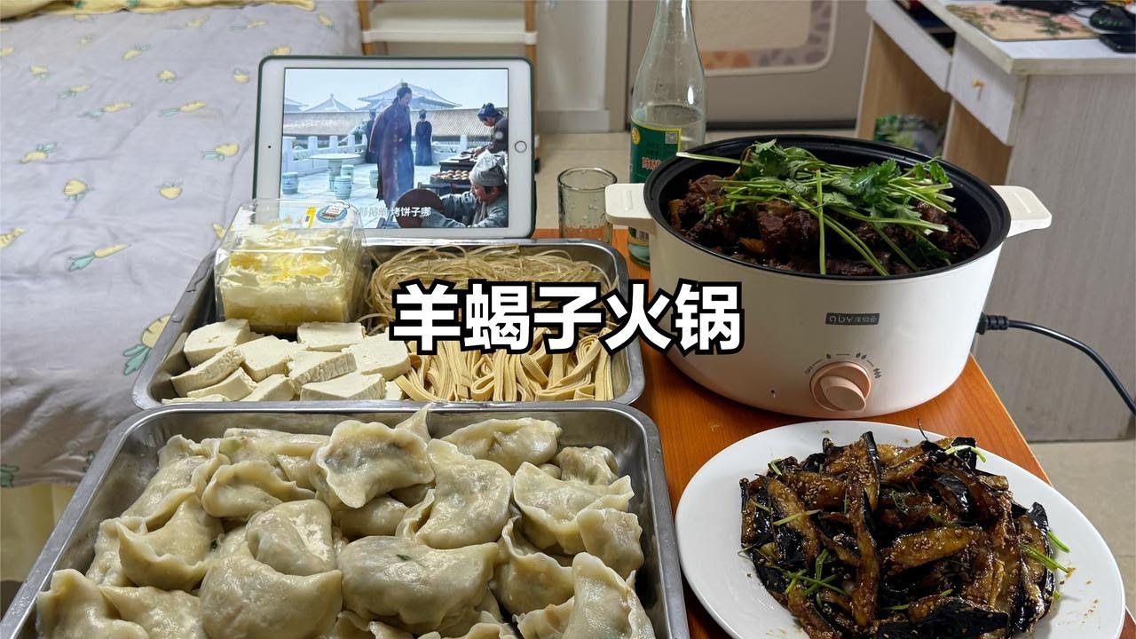 下班花78RMB买一堆打折菜回出租屋里一个人过生日吃羊蝎子火锅【小岳来了】