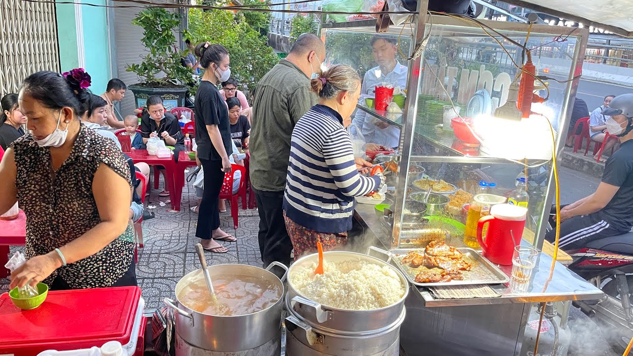 Quán cơm tấm vỉa hè đông khách nhất Phú Quốc, chỉ bán vài tiếng chậm chân là hết