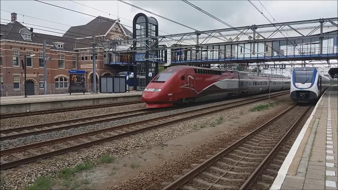 Toeterende treinen (makromix)