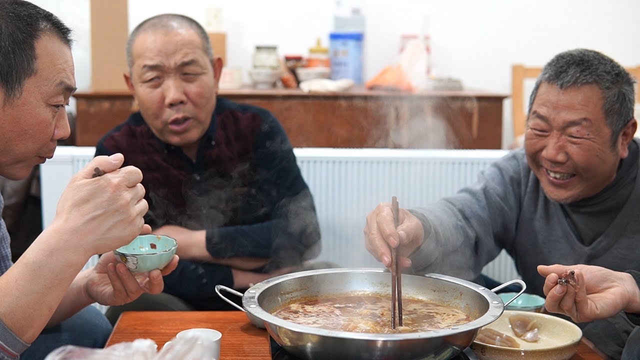 【食味阿远】老爸要请大伯吃饭，阿远跑外地买驴肉和板肠，老哥仨这顿吃的开心 | Shi Wei A Yuan