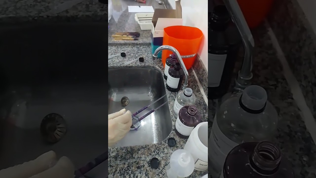 Eden Rodrigues fazendo a Coloração de Gram