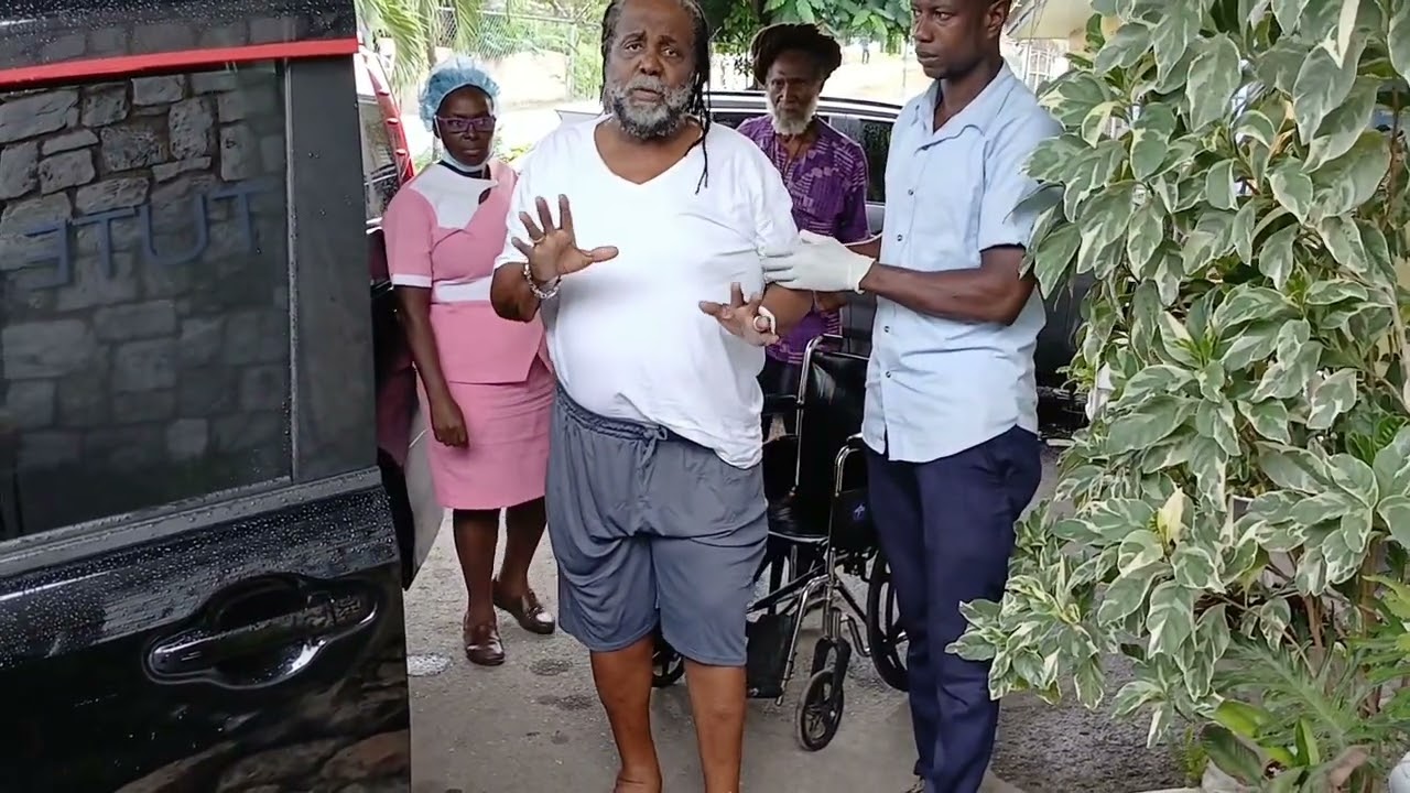 БОЛЬШОЙ КАМЕНЬ ВЫХОДИТ ИЗ БОЛЬНИЦЫ ИНСТИТУТА НАДЕЖДЫ