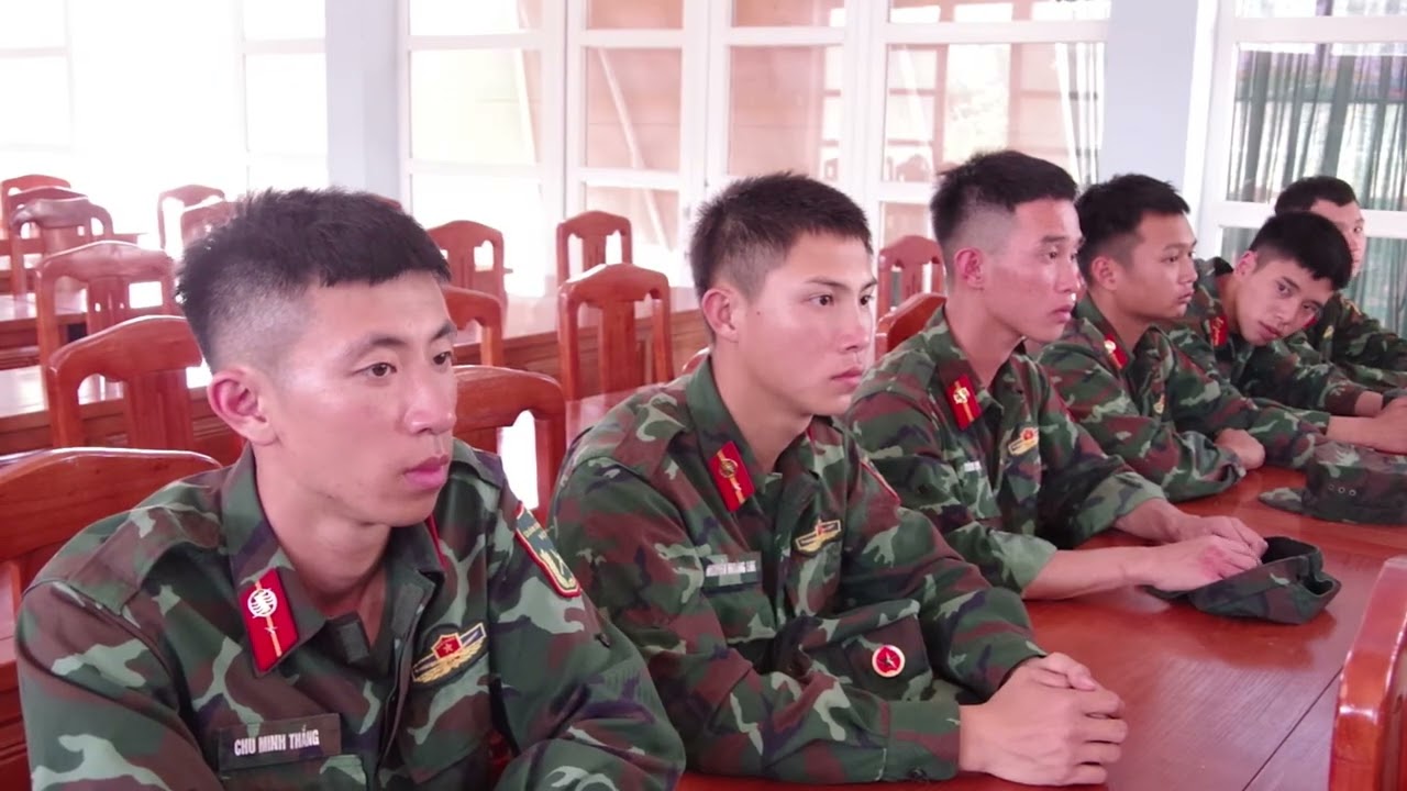 Cán bộ chiến sĩ LLVT tỉnh Lạng Sơn làm đường vào Lân Nóng, thôn Loi, xã Cai Kinh, tỉnh Lạng Sơn