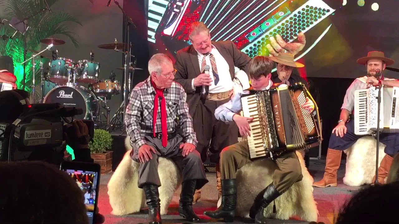 HENRIQUE FERRI TOCANDO AO LADO DE SEUS GRANDES ÍDOLOS ALBINO MANIQUE E OS MONARCAS.