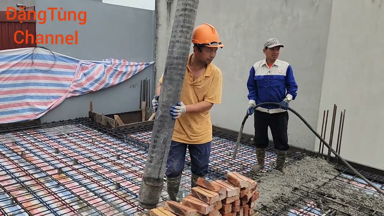 Mời các bạn cùng xem các bác thợ ghép cốt pha làm sắt và đổ bê tông tươi mái hai