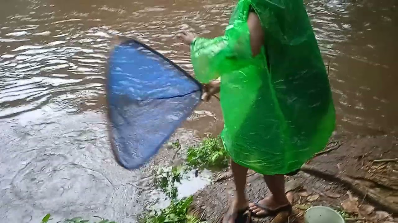 NYESER DI SUNGAI YANG LAGI BANJIR BESAR
