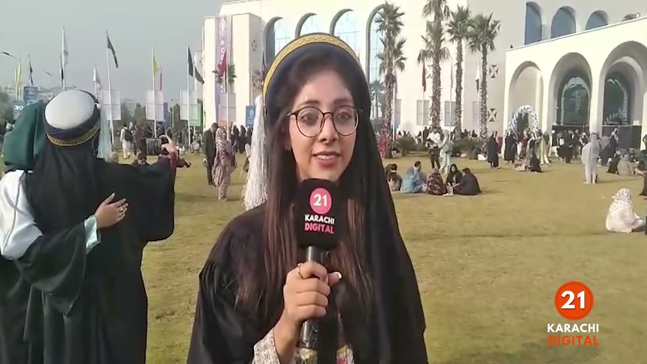 Riphah universaty  ceremony ji mein islamabad kay position holders ko medal dey hay(Nadeem ali )
