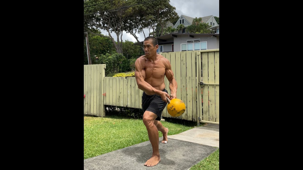 День 355. Тренировка FitPro Hawaii — 12–16 кг. Обратные выпады с гирей по кругу — 7 мая 2021 г., ...