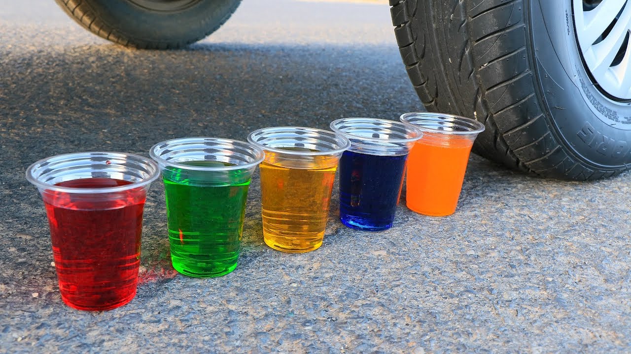 Aplastando Cosas Crujientes y Suaves con la Rueda de un Coche