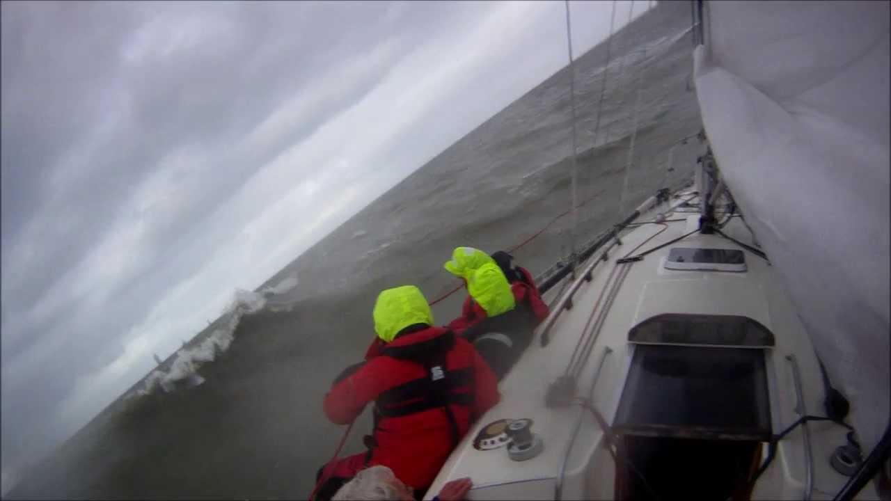 Grote brekende golf op de Noordzee tijdens IJspegel zeilwedstrijd