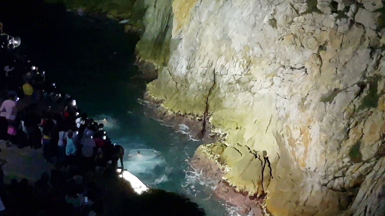 Skoki do wody ze skały La Quebrada, Acapulco, Meksyk