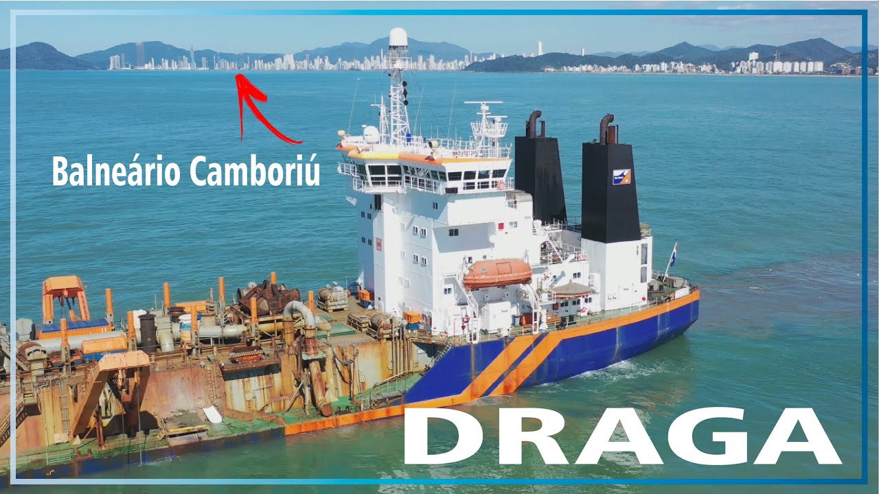 Vejo o Trabalho da Draga em Alto Mar Sugando Areia - Alargamento da Praia de Balneário Camboriú