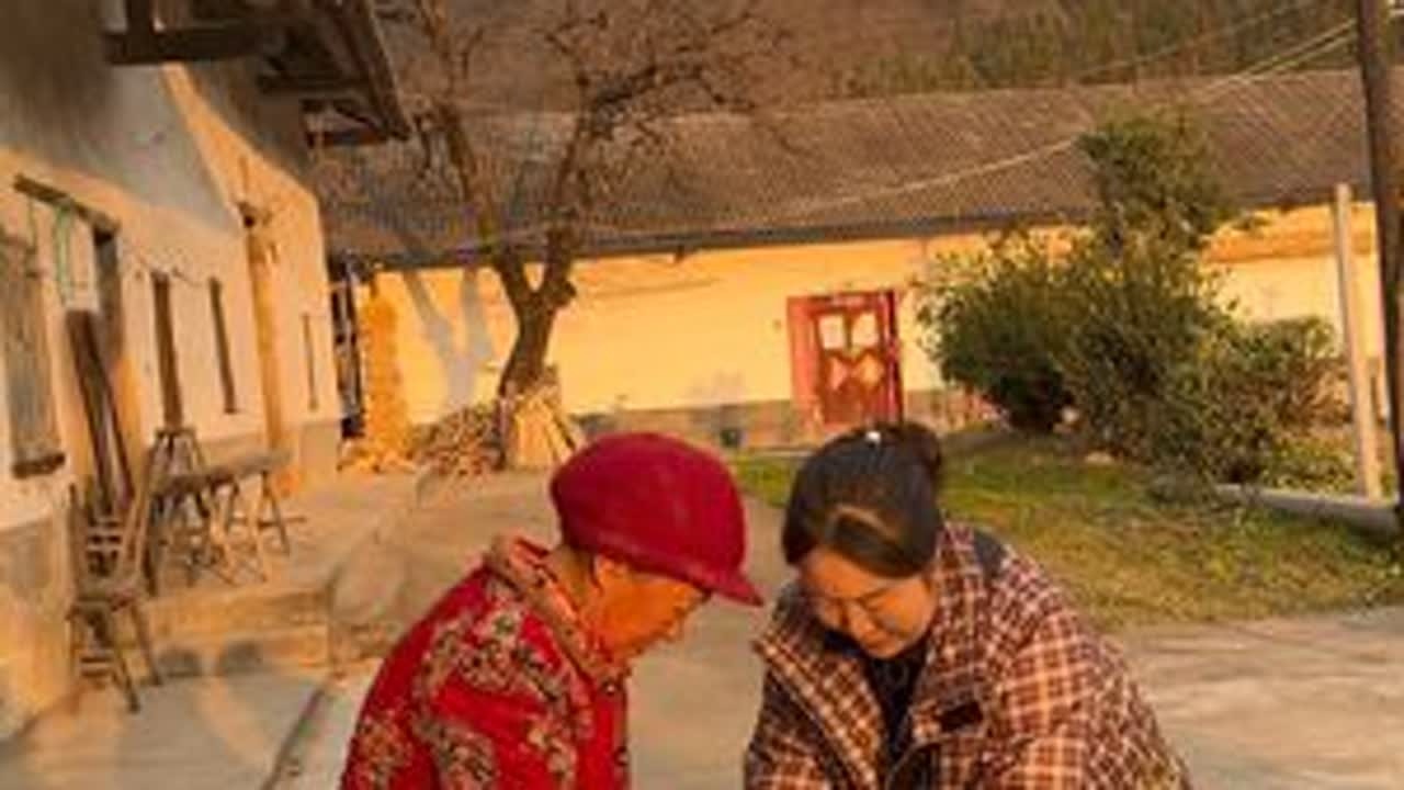 在乡村的质朴角落，老乡们满是热忱。他们辛勤劳作，珍藏了很多山货。这些饱含心血的成果，承载着他们对生活的热爱。老人们总想着把最好的留给孩子，那些珍贵山货，是他们深藏心底的温柔。#农村 #年货节#神...