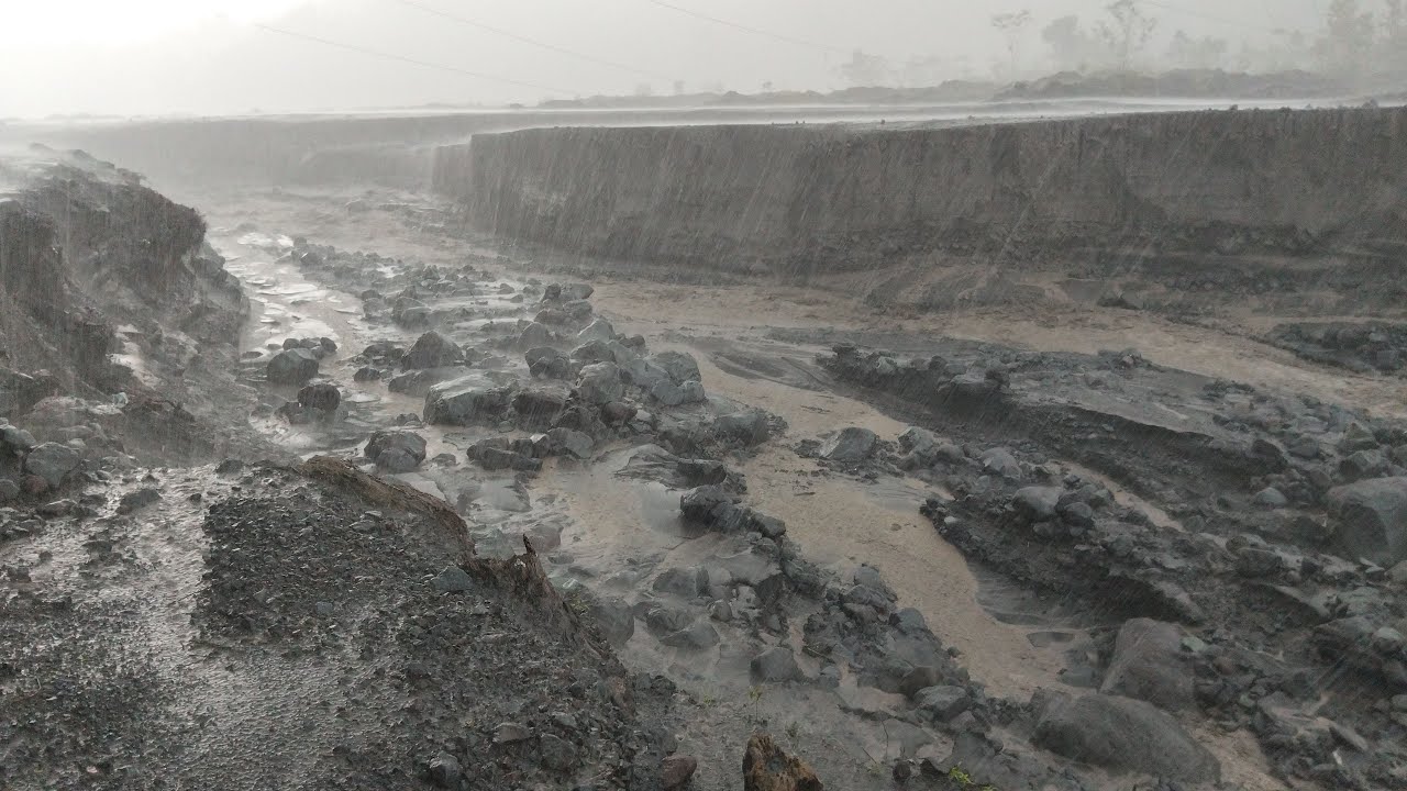 LIVE !!! MENDADAK HUJAN LEBAT DAN BANJIR AWAS YANG DIBAWAH